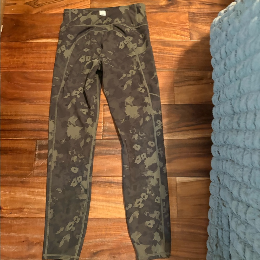 Euc Vuori Stride Pocket Leggings in the Oregano Camo Flower pattern (0824) - Picture 2 of 6